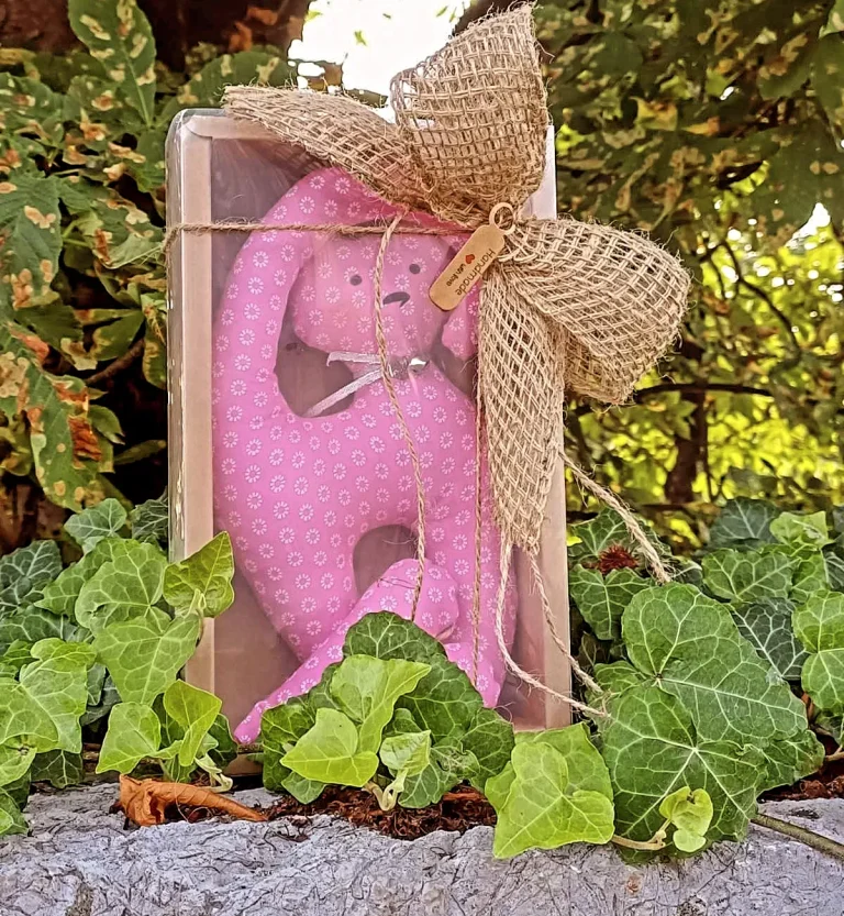 Ružičasta maca u poklon-kutiji