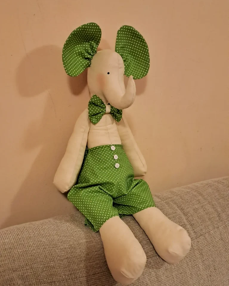 Slon Oliver u zelenim točkicama